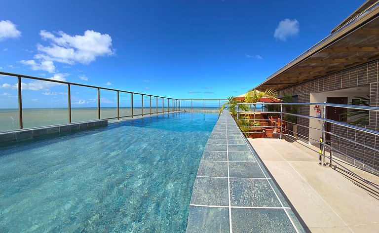 Vista para o mar com piscina deslumbrante