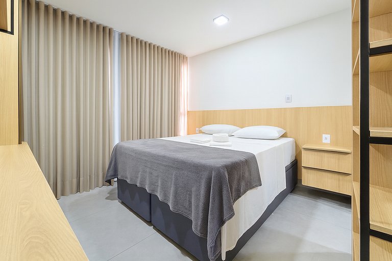 Studio perto de tudo com rooftop e piscina