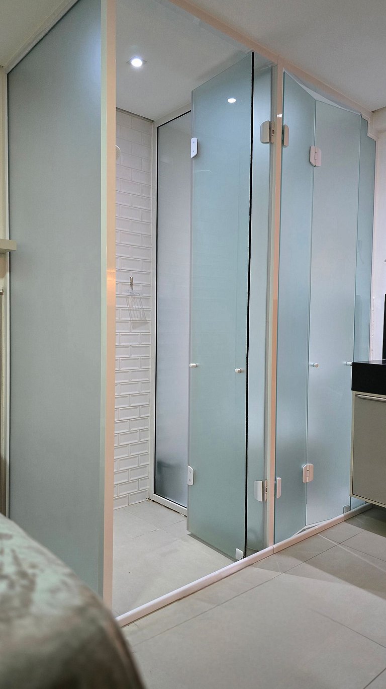 Studio moderno com rooftop vista mar