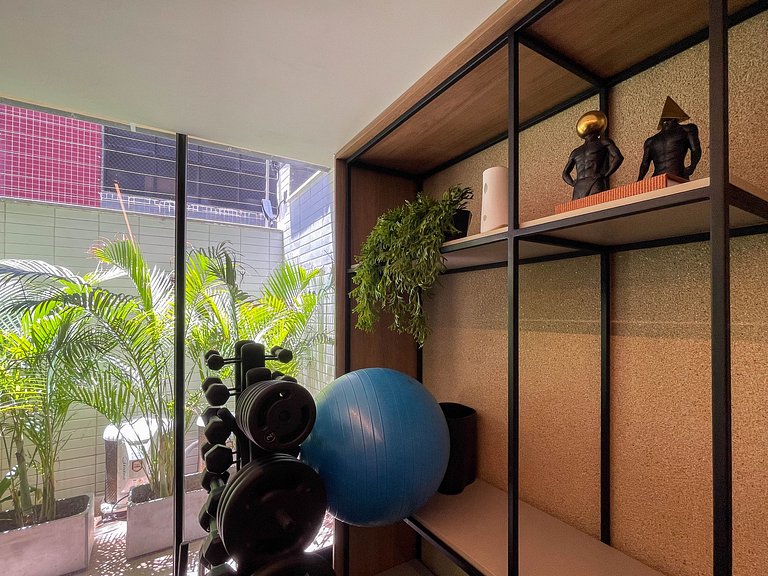 Pé na areia, vista lateral, piscina, academia