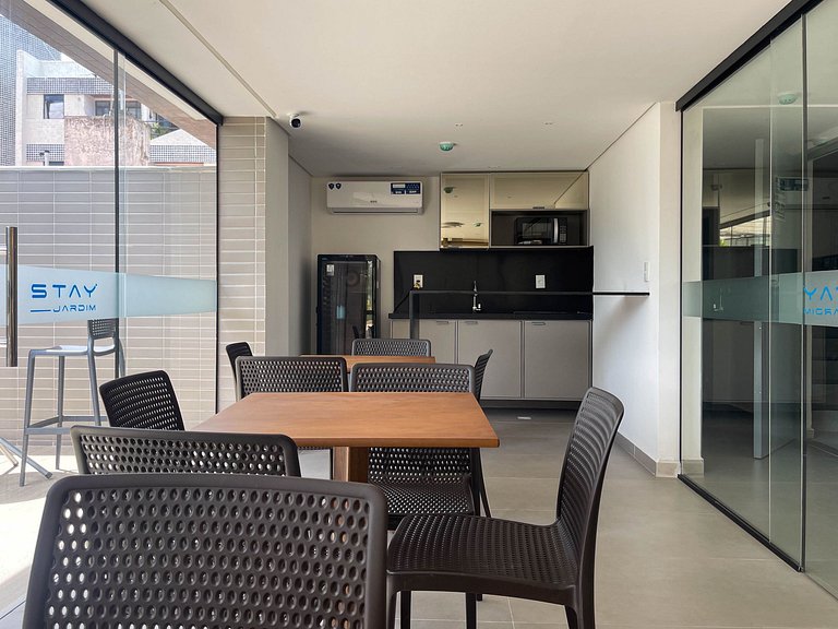 Studio com hidro privativa e rooftop exclusivo