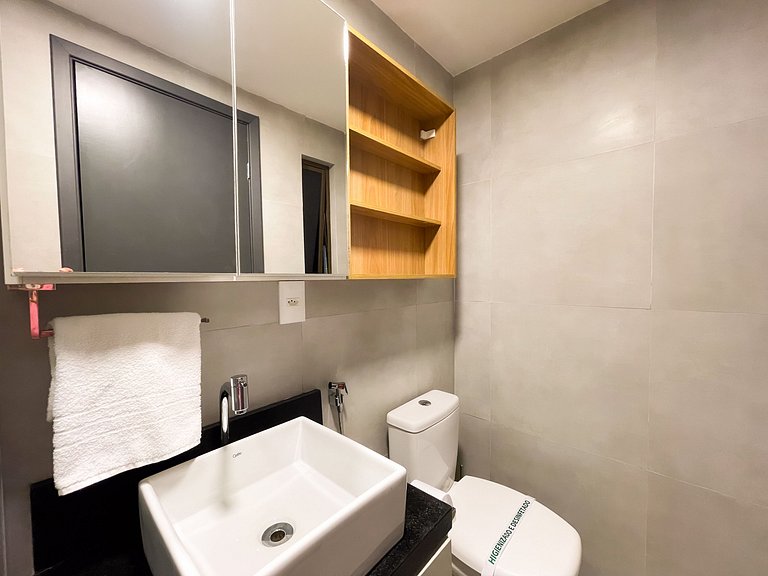 Studio com Varanda, Piscina · Pertinho da Praia