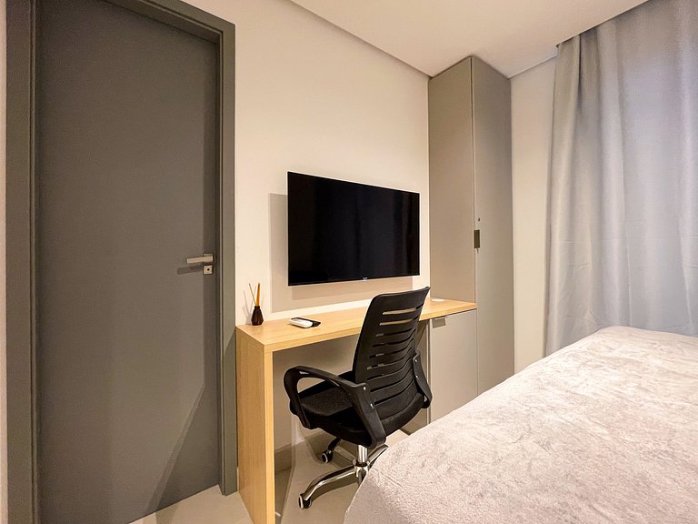 Apê 2 quartos, suíte e vaga, com Piscina