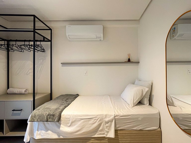 Apê 2 quartos, suíte e vaga, com Piscina