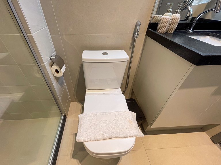Apê 2 quartos, suíte e vaga, com Piscina